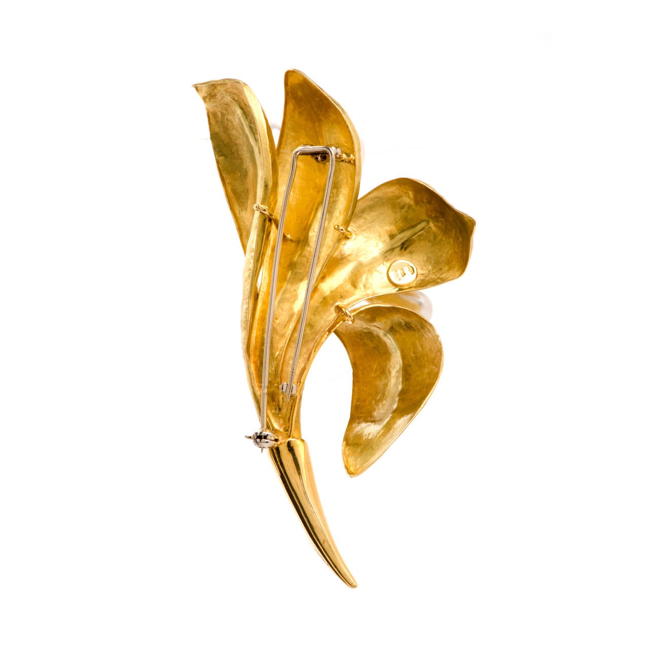 Hand-Hammered  Pearl Emerald Lily Gold Flower Pin Brooch In Excellent Condition In Miami, FL