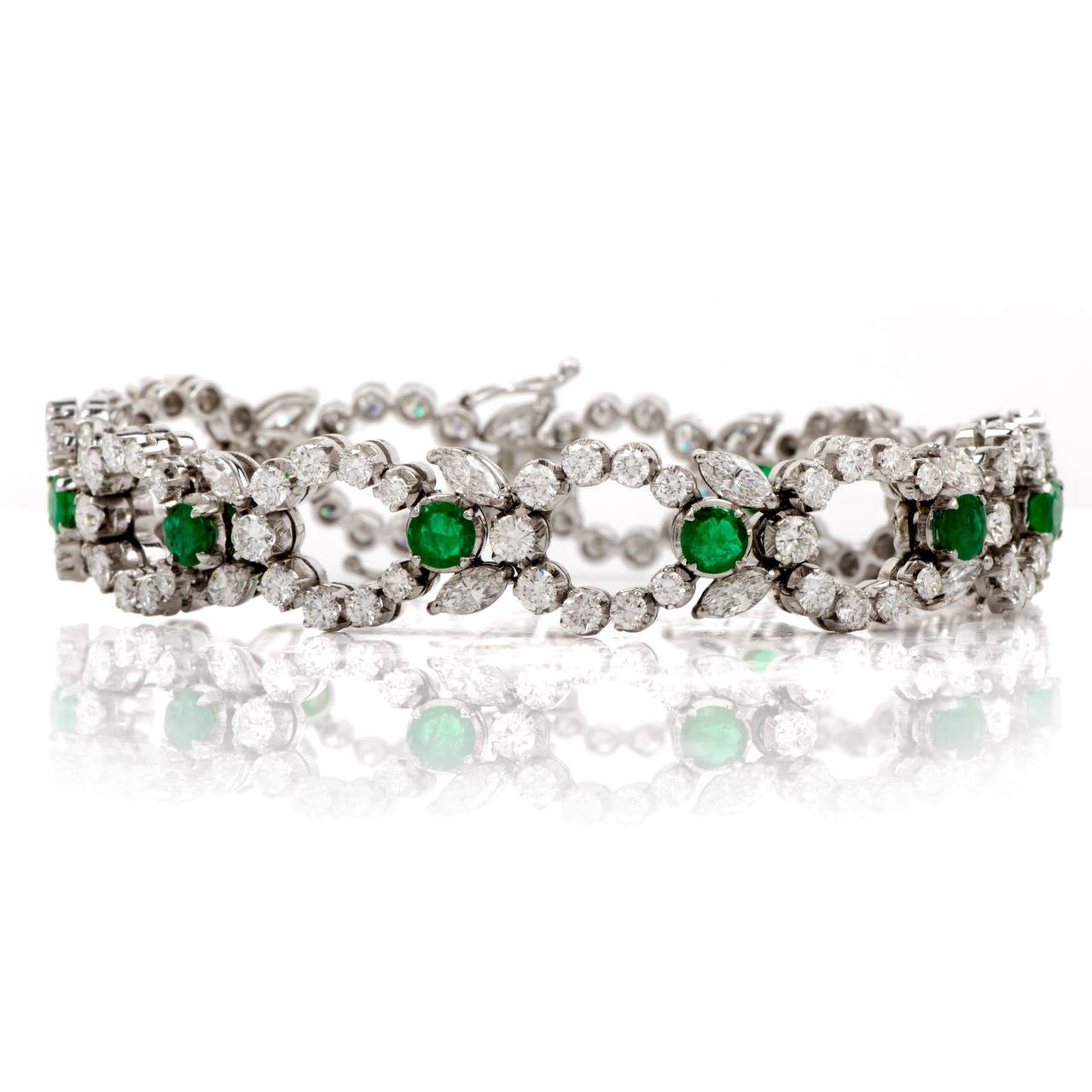This  Art Deco  bracelet with emeralds and diamonds is crafted in solid platinum, weighing 24.4 grams and measuring 6 3/4