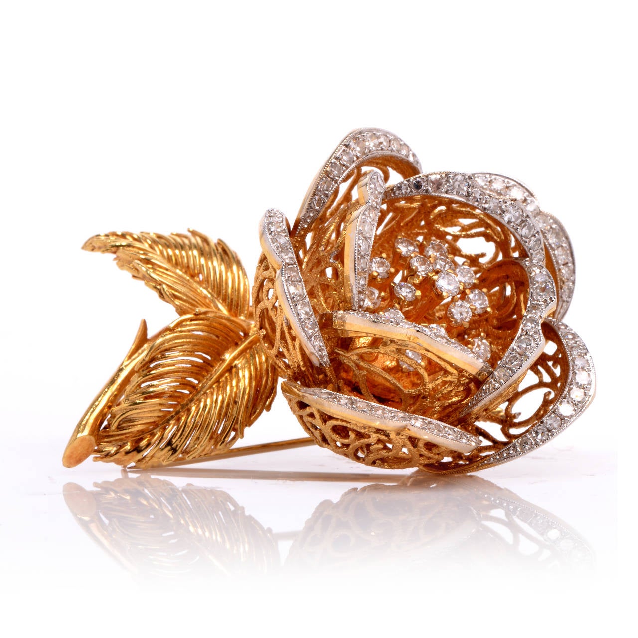 Adorn your lapel with this stunning and exquisitely crafted blooming Vintage flower pin, that includes the perfect amount of sparkle and charming details. Finely crafted in solid 18K yellow gold, this gorgeous Retro vintage pin features movable