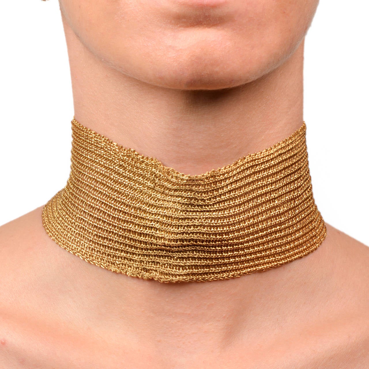 This choker necklace is crafted in solid 18k  yellow gold, weighing approx. 55.9 grams and measuring (adjustable to 14.5
