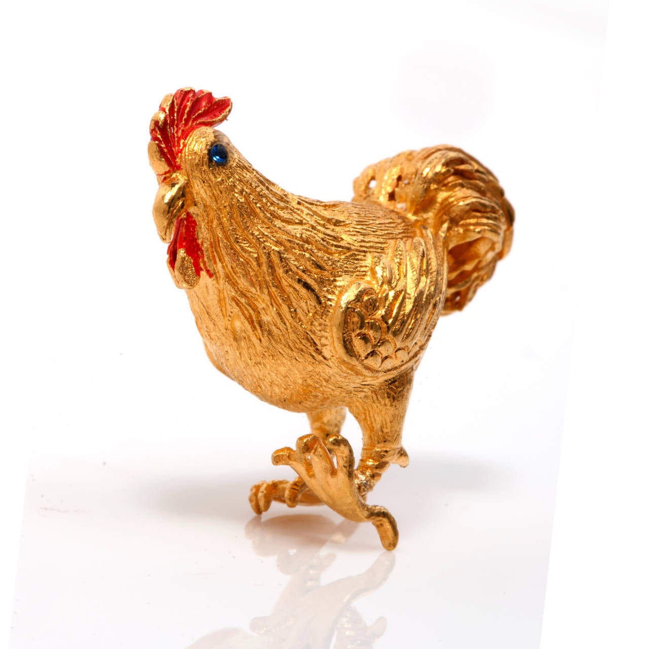 This charming  of a kind antique rooster figurine is full of life and character, a wonderful collectible piece to own! Finely crafted in solid 24k solid pure  gold, it features a remarkable rooster rendered in great detail, with 2 genuine round cut