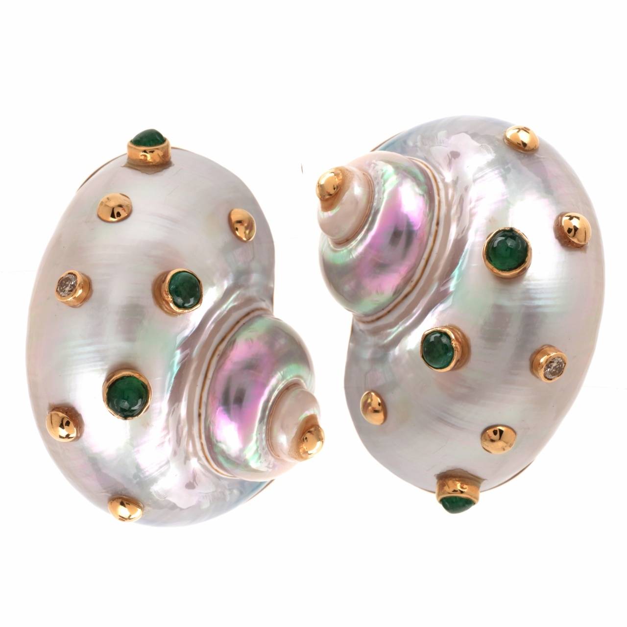Stylish Sea-Shell Emerald Diamond Yellow Gold Earrings In Excellent Condition In Miami, FL