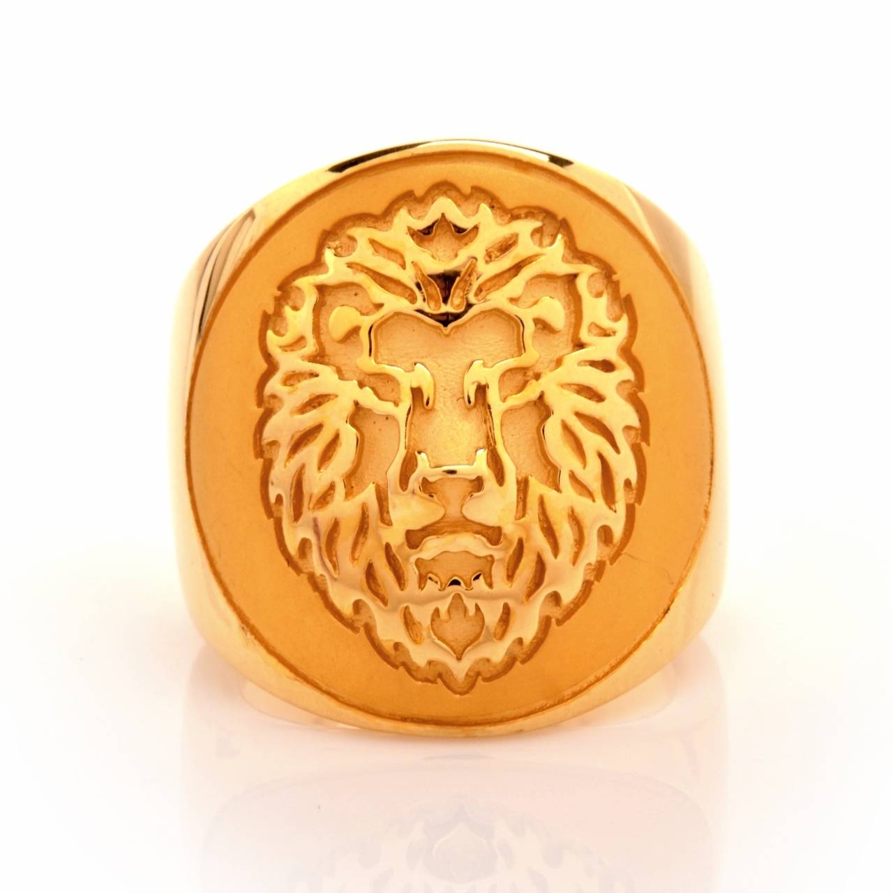 This stunning, 100% Original Carrera Carrera signet ring is crafted beautifully in solid 18K yellow gold. This ring exposes a lion head in a polished and matte gold finish. Signed for authenticity, this lovely ring is in very good