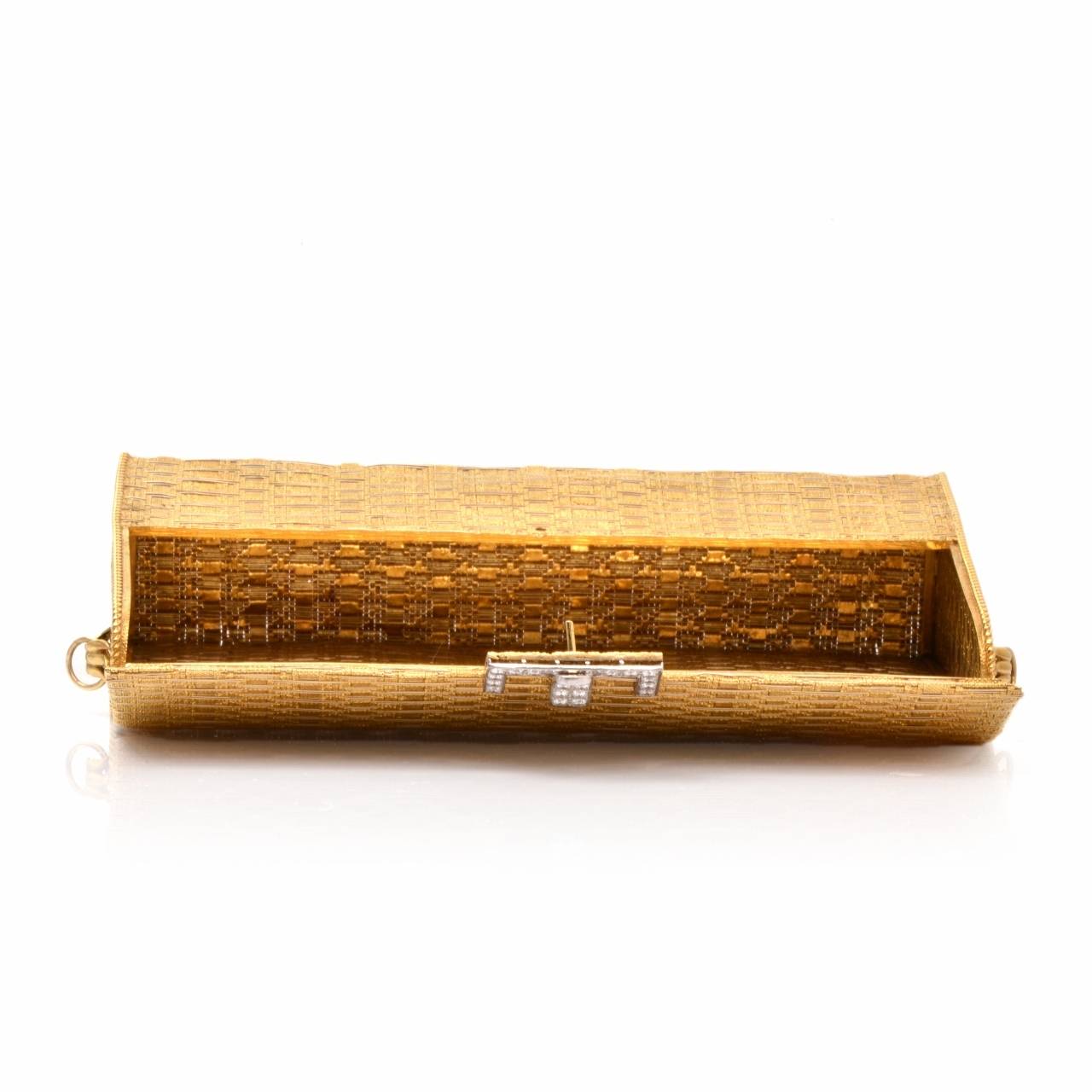 This aesthetically elegant clutch handbag of unsurpassed classic elegance is crafted in solid 18K yellow gold, with a touch of white gold applied to diamond settings.  Rendered in a fascinating woven basket pattern throughout, this immaculately