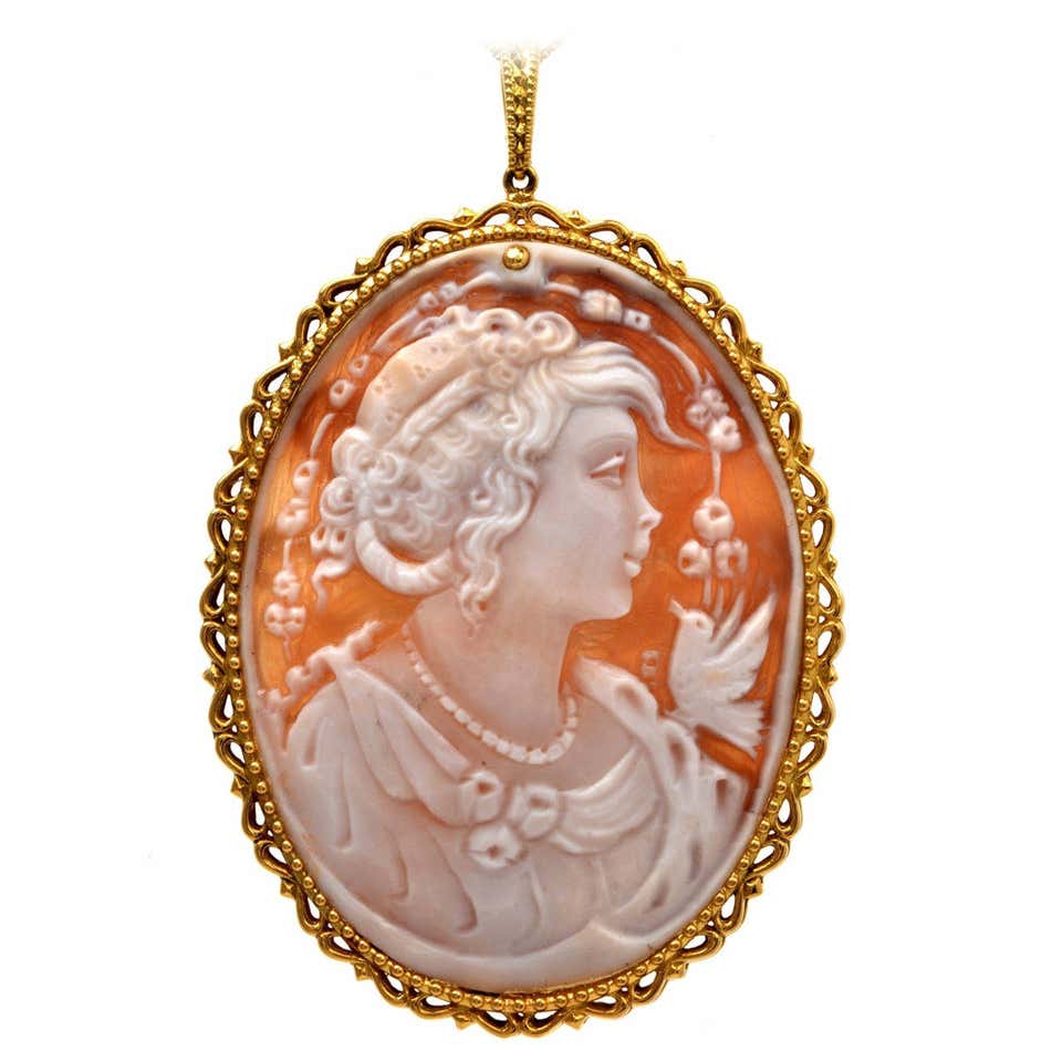Large Shell Cameo Gold Pendant For Sale at 1stDibs