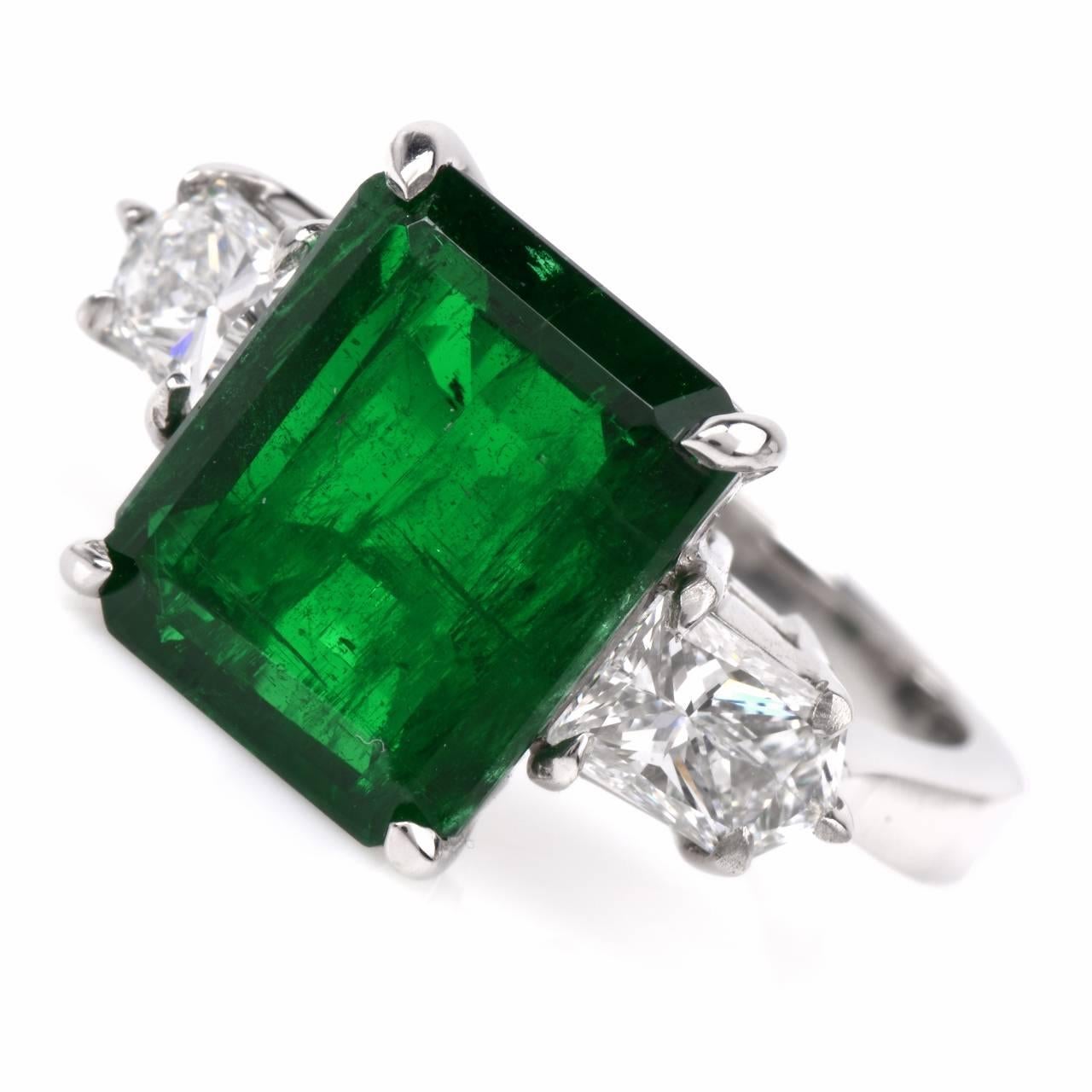 Dieser faszinierende Vintage-Verlobungsring mit einem bezaubernden echten Smaragd im Smaragdschliff und einem Duo von Diamanten im fünfeckigen Brillantschliff ist aus massivem Platin gefertigt:: wiegt 10::7 Gramm und ist 12 mm breit. Der zentral