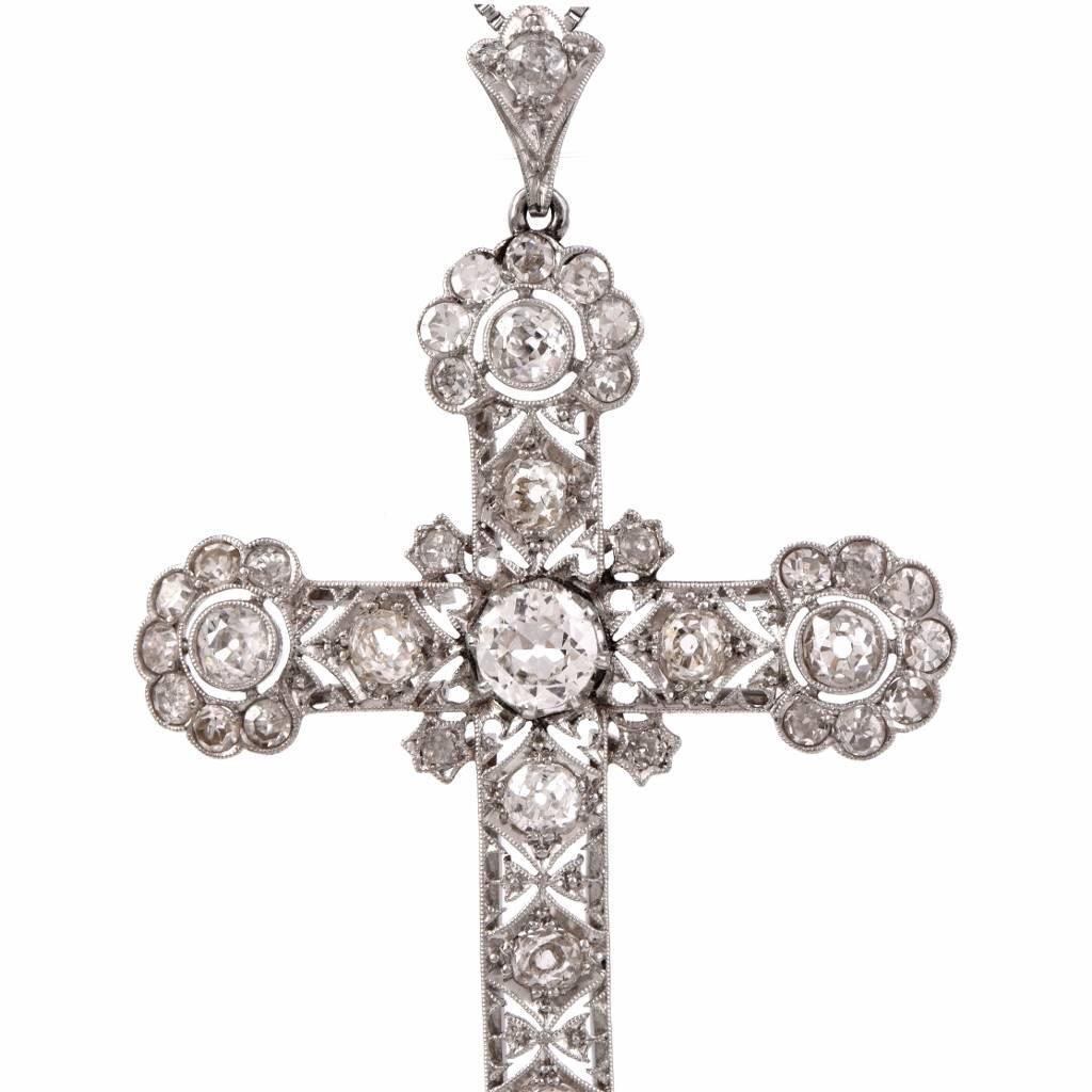 This authentic antique Art Deco cross pendant of alluring monochromatic aesthetic and artistic craftsmanship is constructed in solid platinum, weighing 5.4 grams and measuring approx.2.5