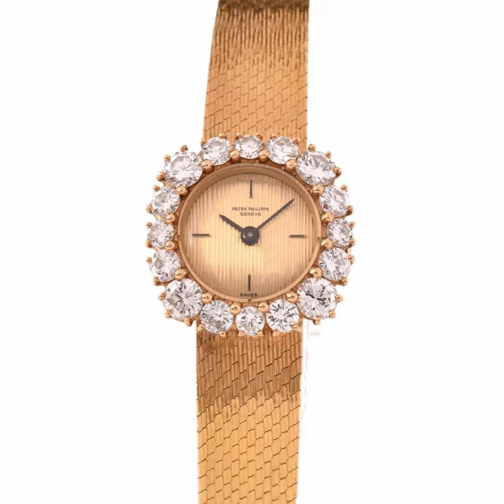 This classically distinct estate Patek Philippe ladies watch crafted in solid 18K yellow gold with  high polish tuxtued finished gold bracelet and weighs approx. 40.5 grams and is 6 3/4