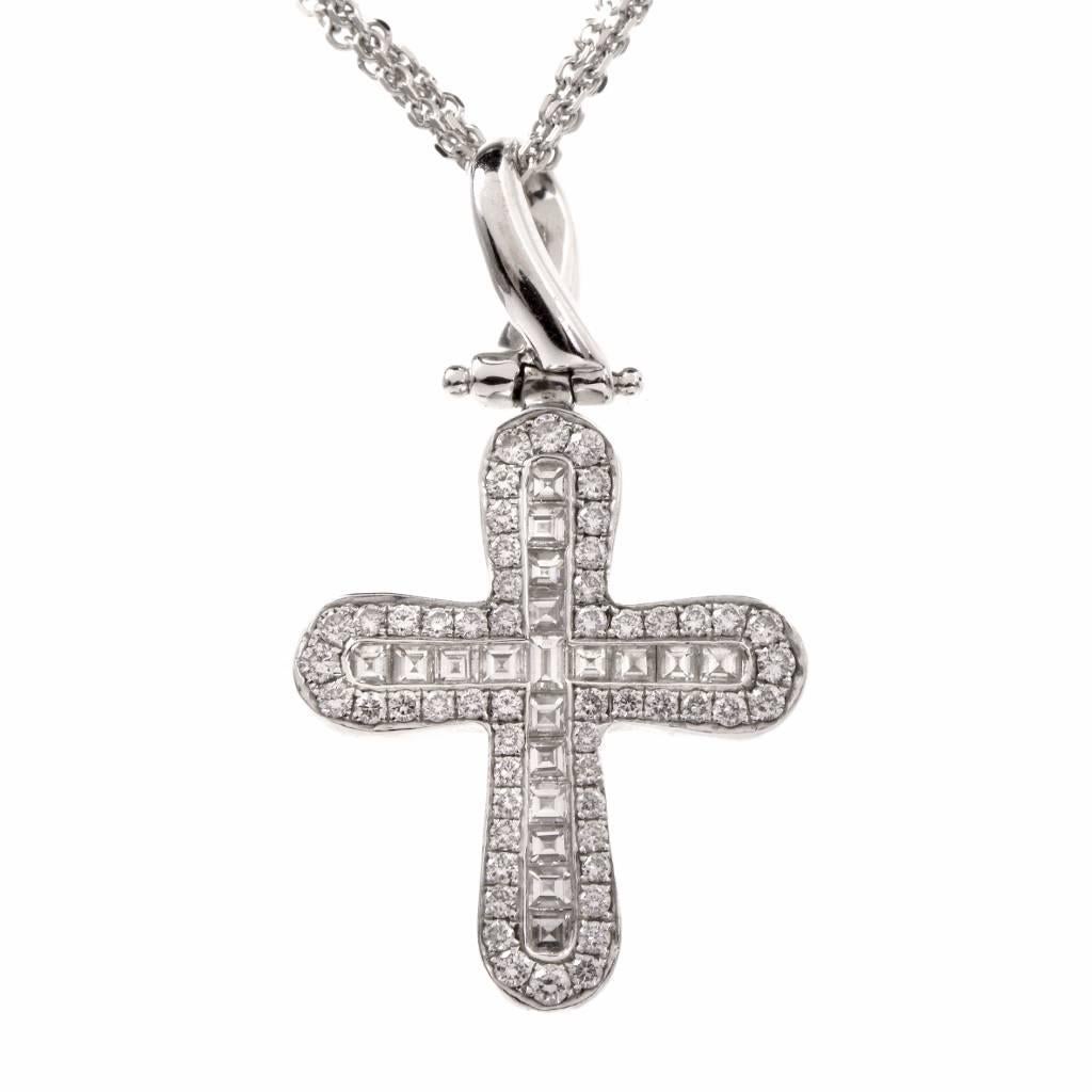 Oliva Diamond Gold Cross Pendant Necklace In Excellent Condition In Miami, FL