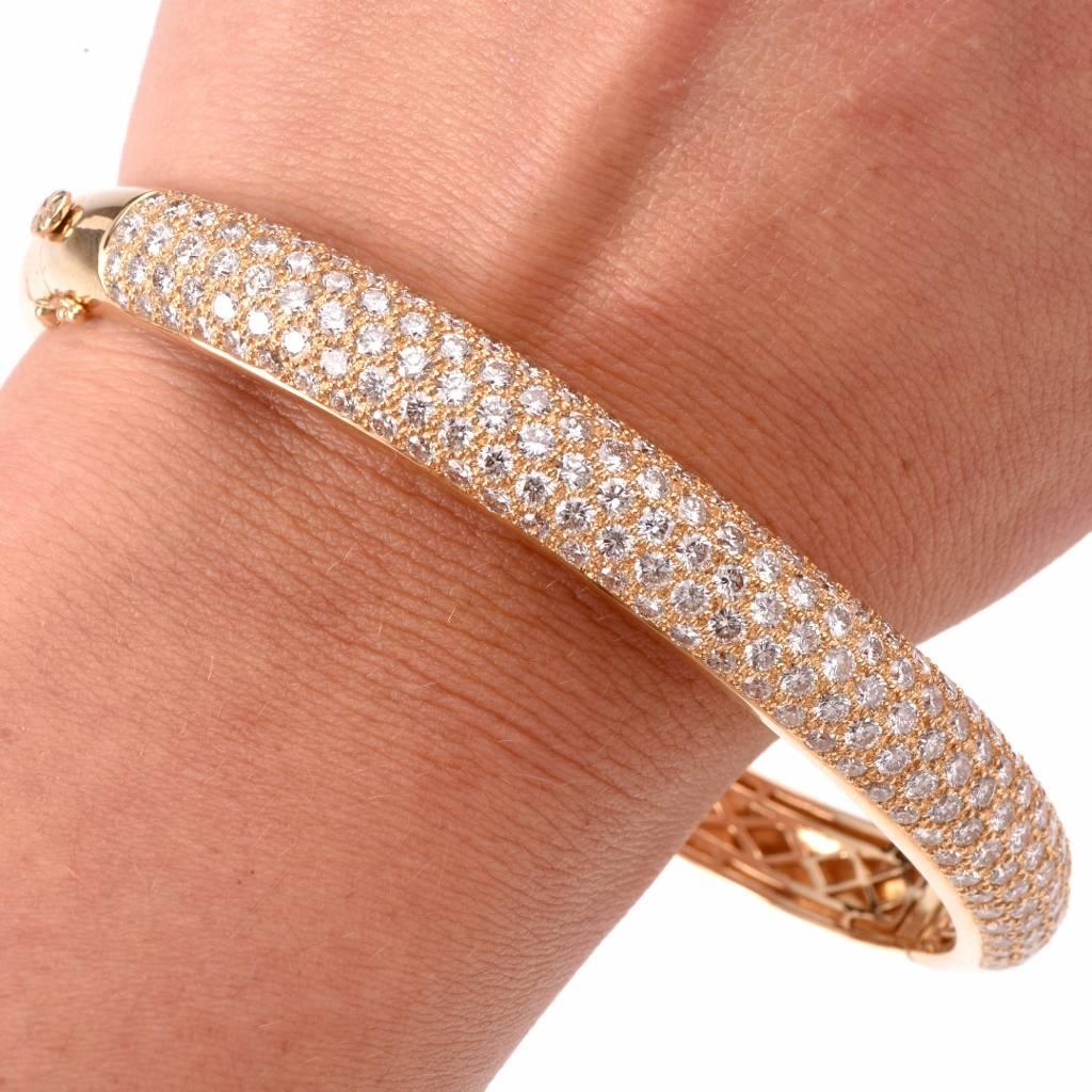 Oversized 16.38 carats Diamond Gold Cluster Bangle Bracelet In Excellent Condition In Miami, FL