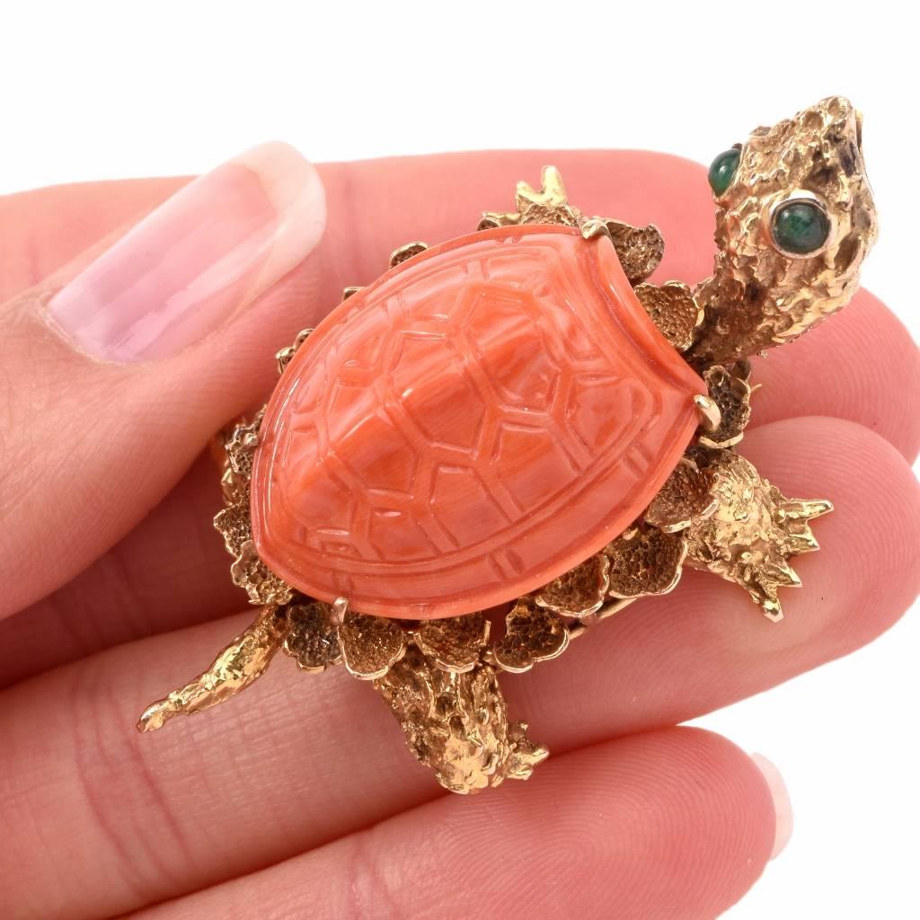 This immacultely sculptured vintage Retro turtle brooch pin is crafted in solid 14K yellow gold and features a movable  head, tail and feet.  The shell is rendered in salmon red natural coral with carvings, while the head, feet, thorax and tail are