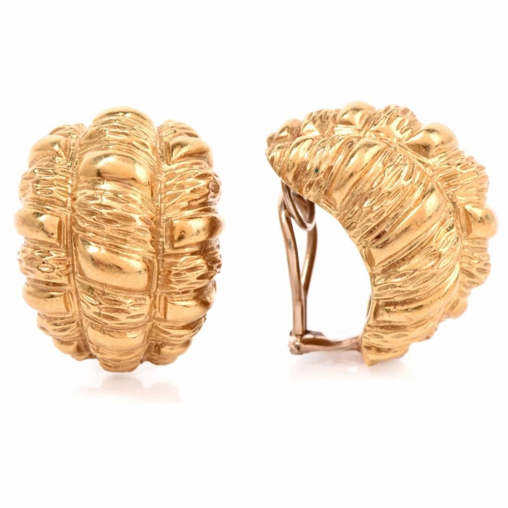 1970s Half Hoop Bombé Clip-Back Gold Earrings In Excellent Condition In Miami, FL