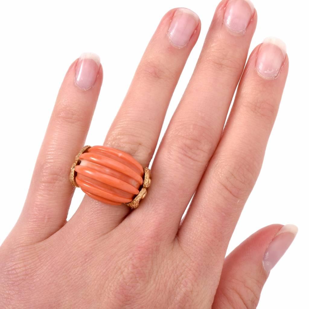 1970s Coral  Yellow Gold Scroll Ring In Excellent Condition In Miami, FL