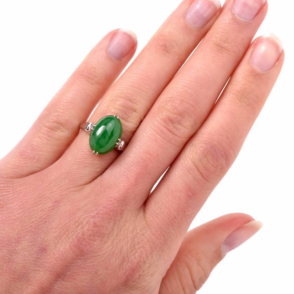 Green Jade Cabochon Platinum Ring In Excellent Condition In Miami, FL