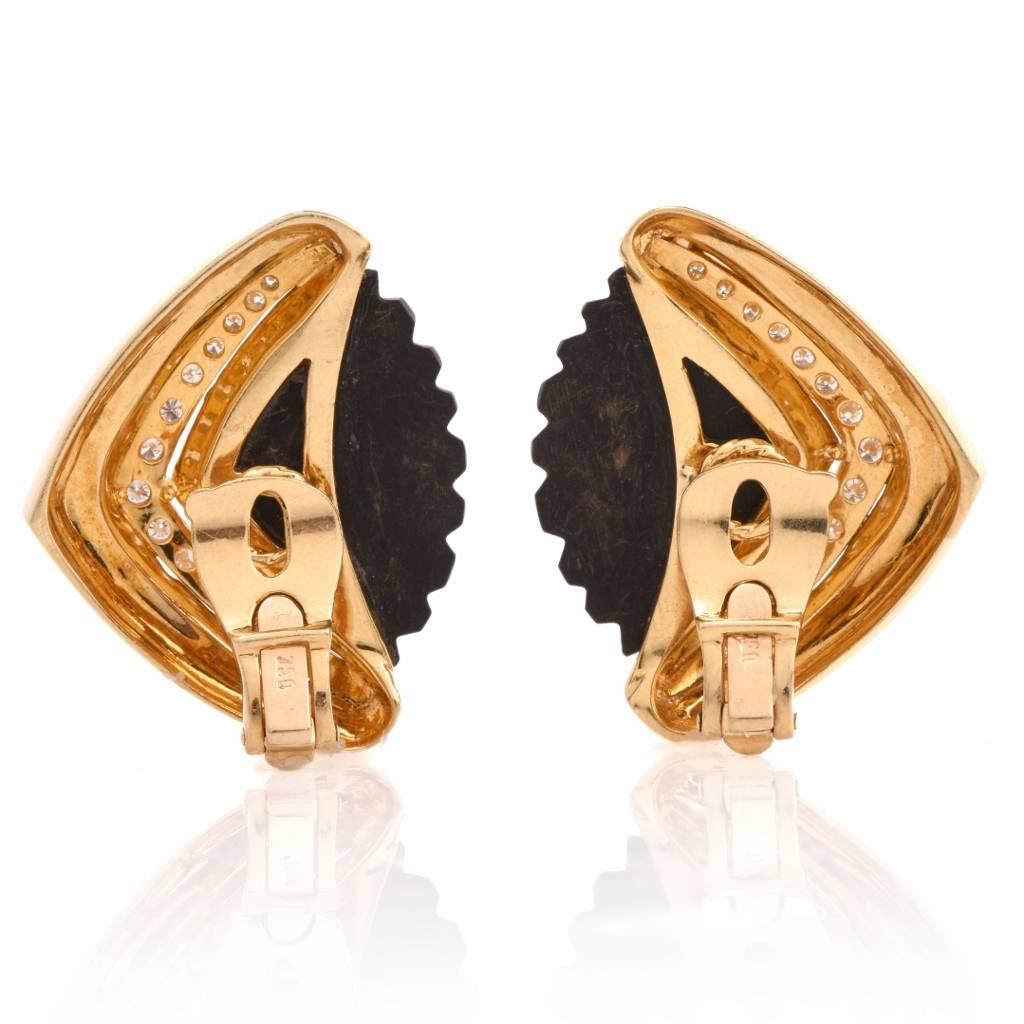1960s Diamond Carved Onyx Gold Clip-On Earrings In Excellent Condition In Miami, FL