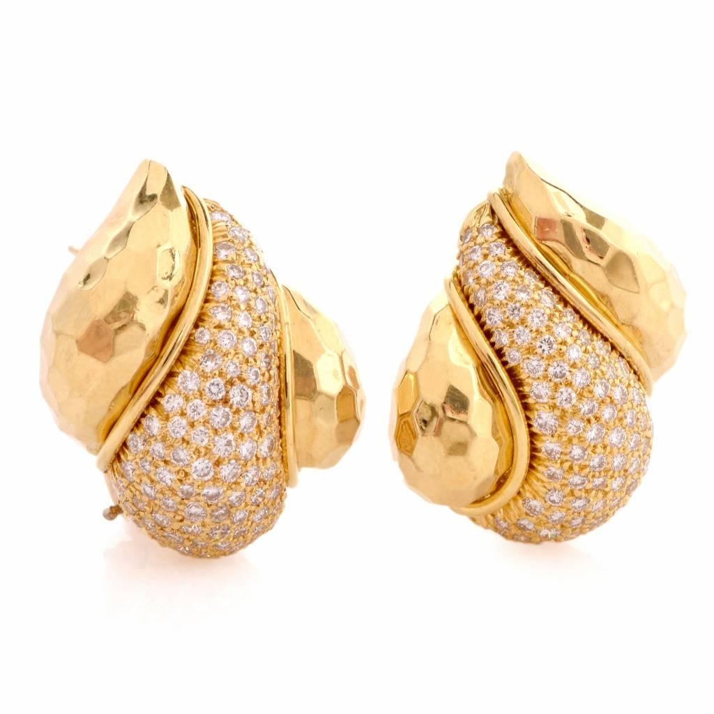 These Henry Dunay estate earrings crafted in solid 18K yellow gold with decorative texture are designed as stylized seashells, weighing 22.8 grams and measuring 24 x 20 mm. The middle part of the earrings is set cumulatively with 3.50cts of pave