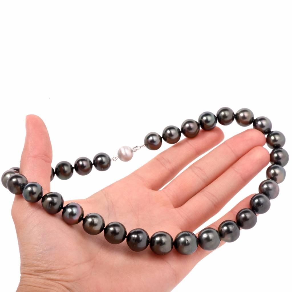 This lovely choker necklace is composed of 31 graduated genuine South Sea Tahitian pearls, measuring from 14 mm- 12mm in diameter. With an incredibly beautiful color palette which ranges from peacock green to silver green colors, Tahitian pearls