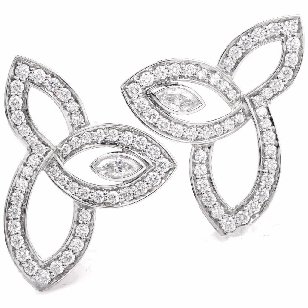 These  Harry Winston stud earring s from the Lily Cluster Collection combines contemporary elegance and tradition as is to be seen in most of the Designer’s pieces.   Simulating the natural beauty of lilies in bloom, the Lily Cluster collection was