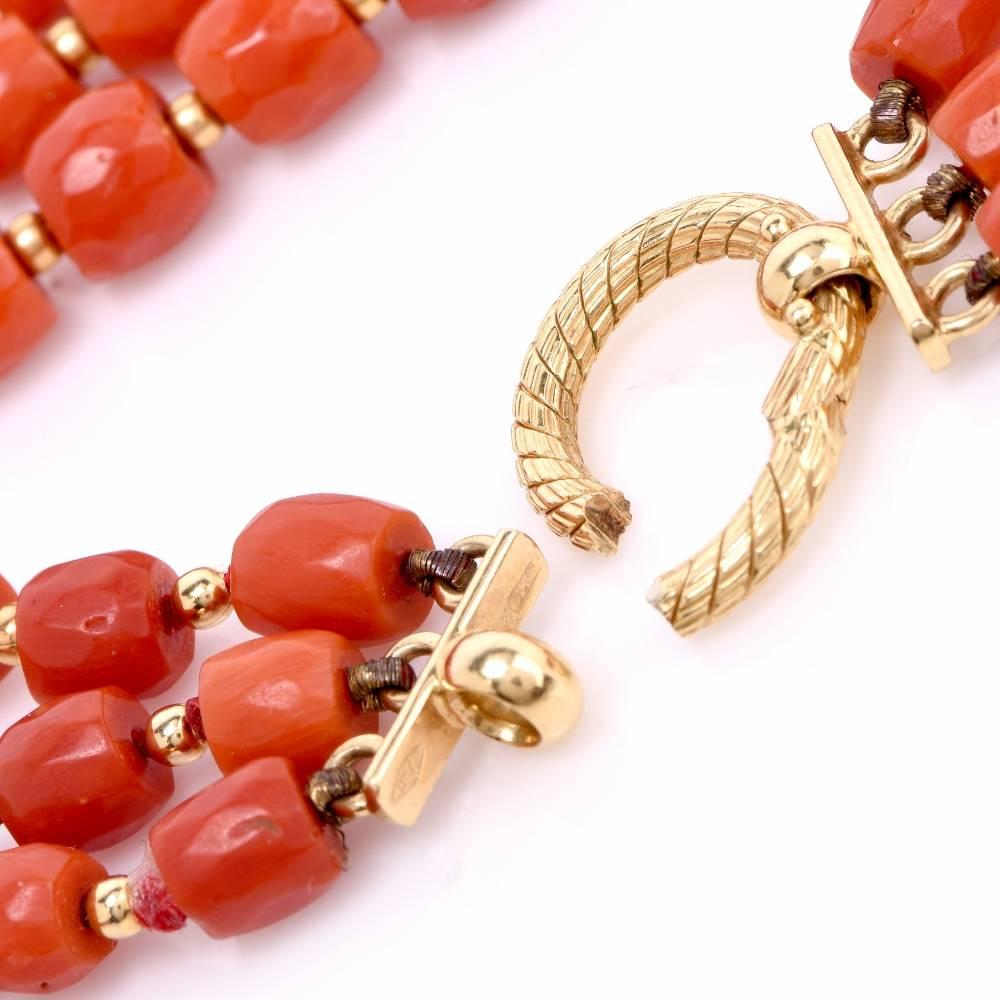 Dreifach Strang Rot Natürliche Koralle Gold Perlen Halskette im Zustand „Hervorragend“ im Angebot in Miami, FL