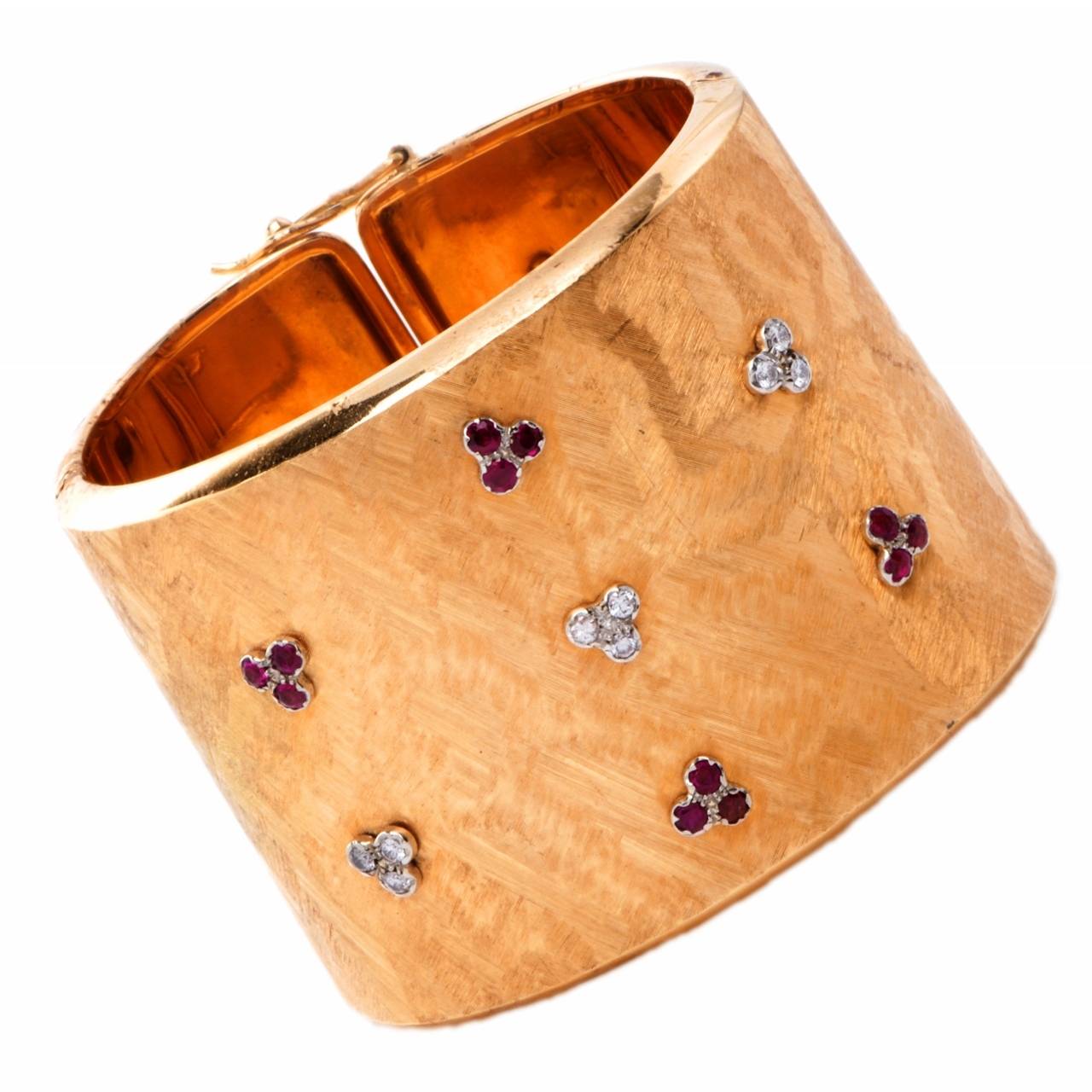 Retro Ruby Diamond Textured Gold Cuff Bangle In Excellent Condition In Miami, FL
