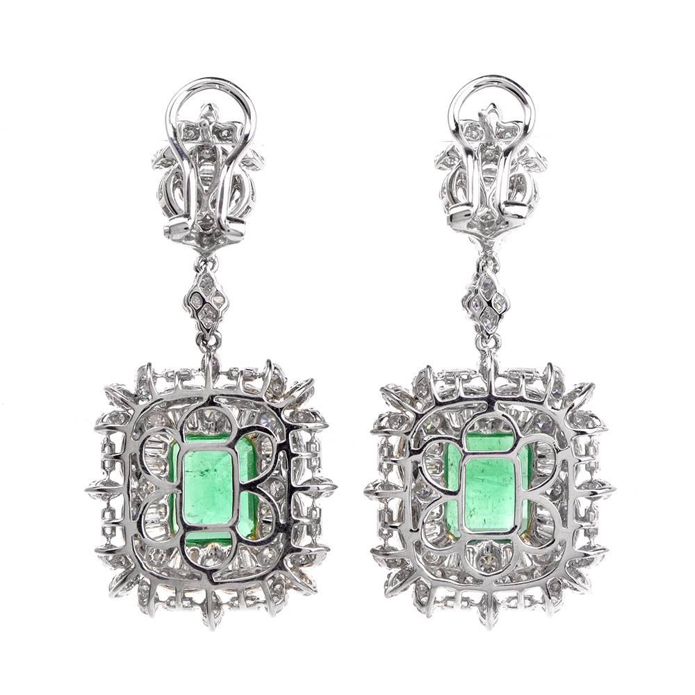 Emerald Diamond Dangle Drop Earrings In Excellent Condition In Miami, FL