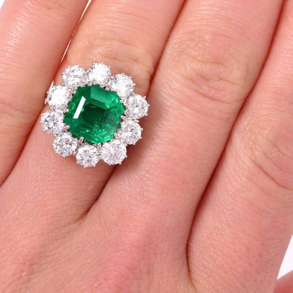 1960s Stunning Colombian Emerald Diamond Cocktail Ring In Excellent Condition In Miami, FL