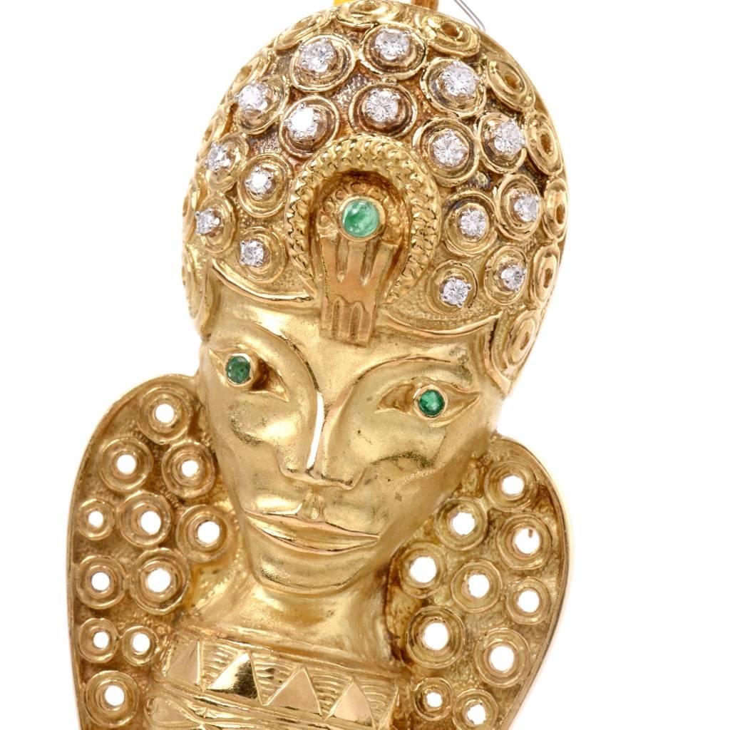 This designer Hammerman Brothers Egyptian inspired tri-dimensional brooch and pendant of opulent aesthetic depicts the sculptured figurine of an Egyptian Pharaoh, rendered in elaborately textured 18K matted yellow gold. The head is adorned with 16