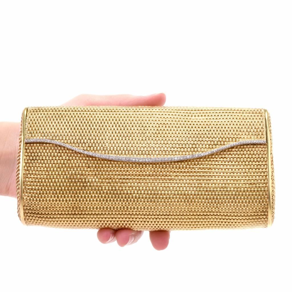 1960s Classic 18 Karat Mesh Gold and Diamond Clutch Handbag In Excellent Condition For Sale In Miami, FL
