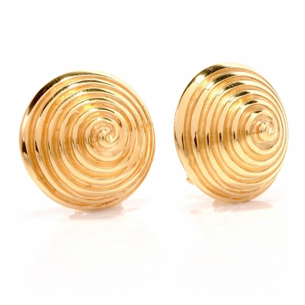 These echanting cone shape earrings handcrafted artistically in 14-karat yellow gold are of Italian provenance, showing the purity mark and the place of dorigin 'Italy' on the reverse side. The cone shape profiles are fornartely reeded to simulate