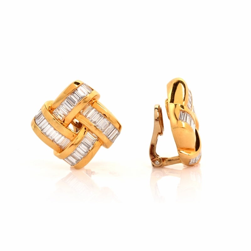 These Charles Krypell earrings with baguette diamonds are crafted in 18K yellow gold, weigh approx. 23.4 grams and measure 22 mm long and 22 mm wide. Designed as assemblage of 4 intertwined  profiles constituting quadrangular plaques, these alluring