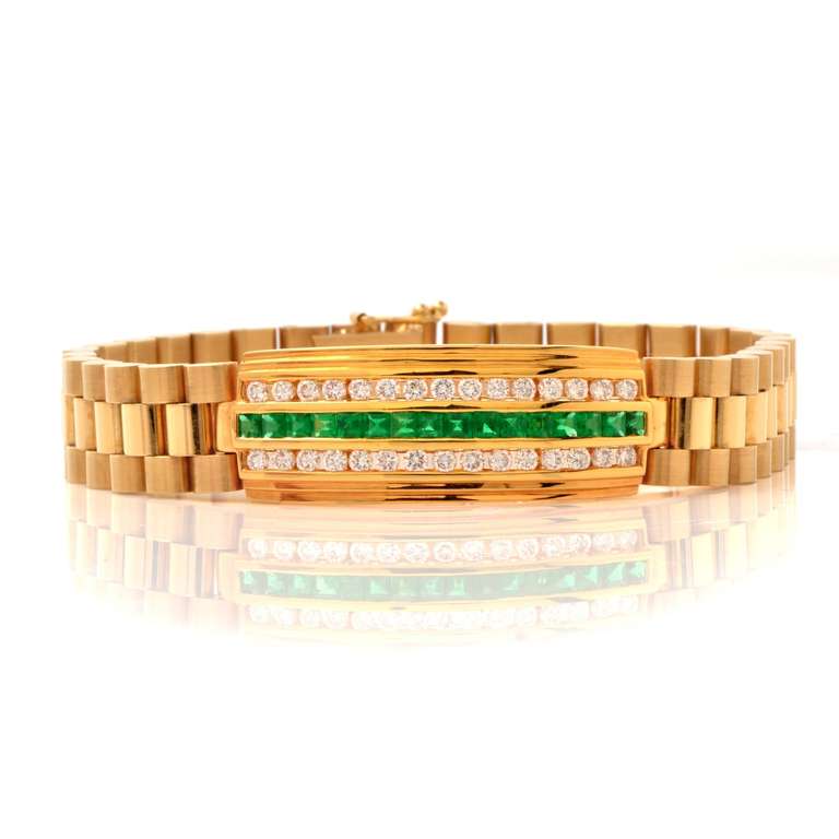Dieses auffällige Herrenarmband mit einem gut gestalteten zentralen Dekor ist aus massivem 18-karätigem Gelbgold gefertigt:: wiegt ca. 61::3 Gramm und ist ca. 7::5