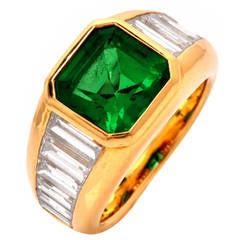 Tiffany & Co. Bague en or ornée d'un diamant baguette et d'une émeraude certifiée GIA