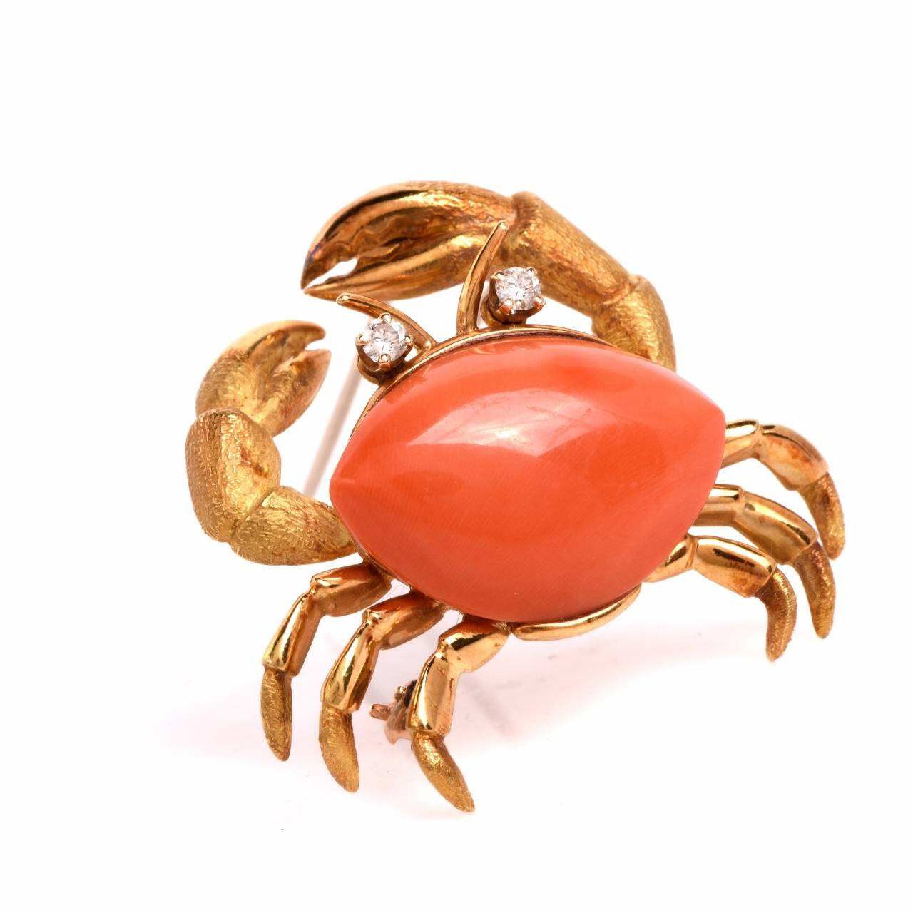 This authentic Tiffany & Co. lapel brooch from the vintage Retro era is crafted in solid 18K polished and matted yellow gold. Depicting the anatomically accurate sculptured silhouette of a crab, this designer brooch exposes a marquise-shaped coral
