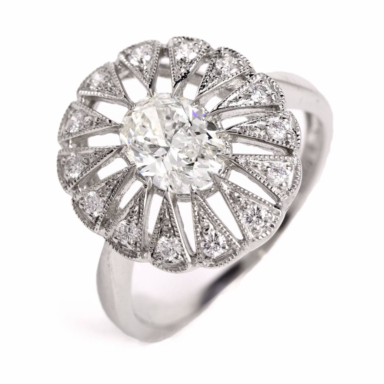 This conspicuous engagement ring of unsurpassed refinement and aesthetic grace epitomizes the monochromatic rings of the affluent Edwardian era, in which quality diamonds were the preferred precious stones par excellence, combined with alluringly
