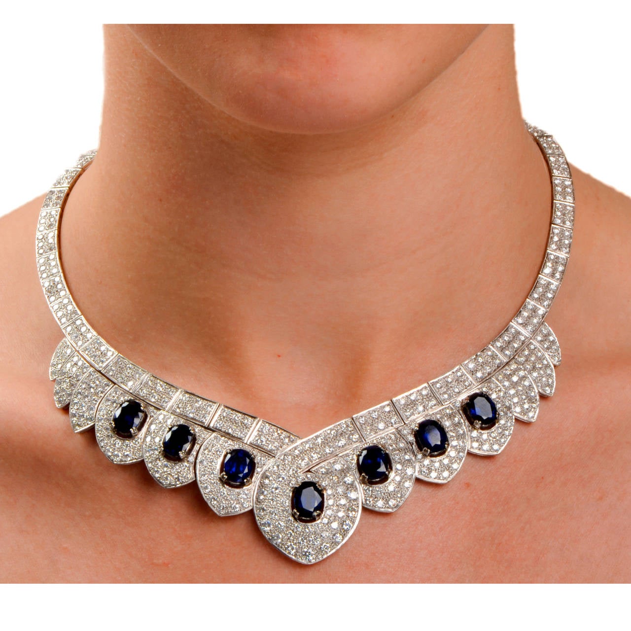 This choker necklace of opulent, color contrasted and luxurious aesthetic is crafted in platinum, weighing approx. 77.9 grams and measuring 17.5