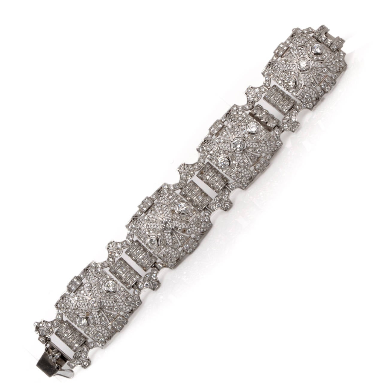 This diamond link bracelet of captivatifng aesthetic is crafted in solid platinum, weighs approx. 84.4 grams amd measures 7 1/2