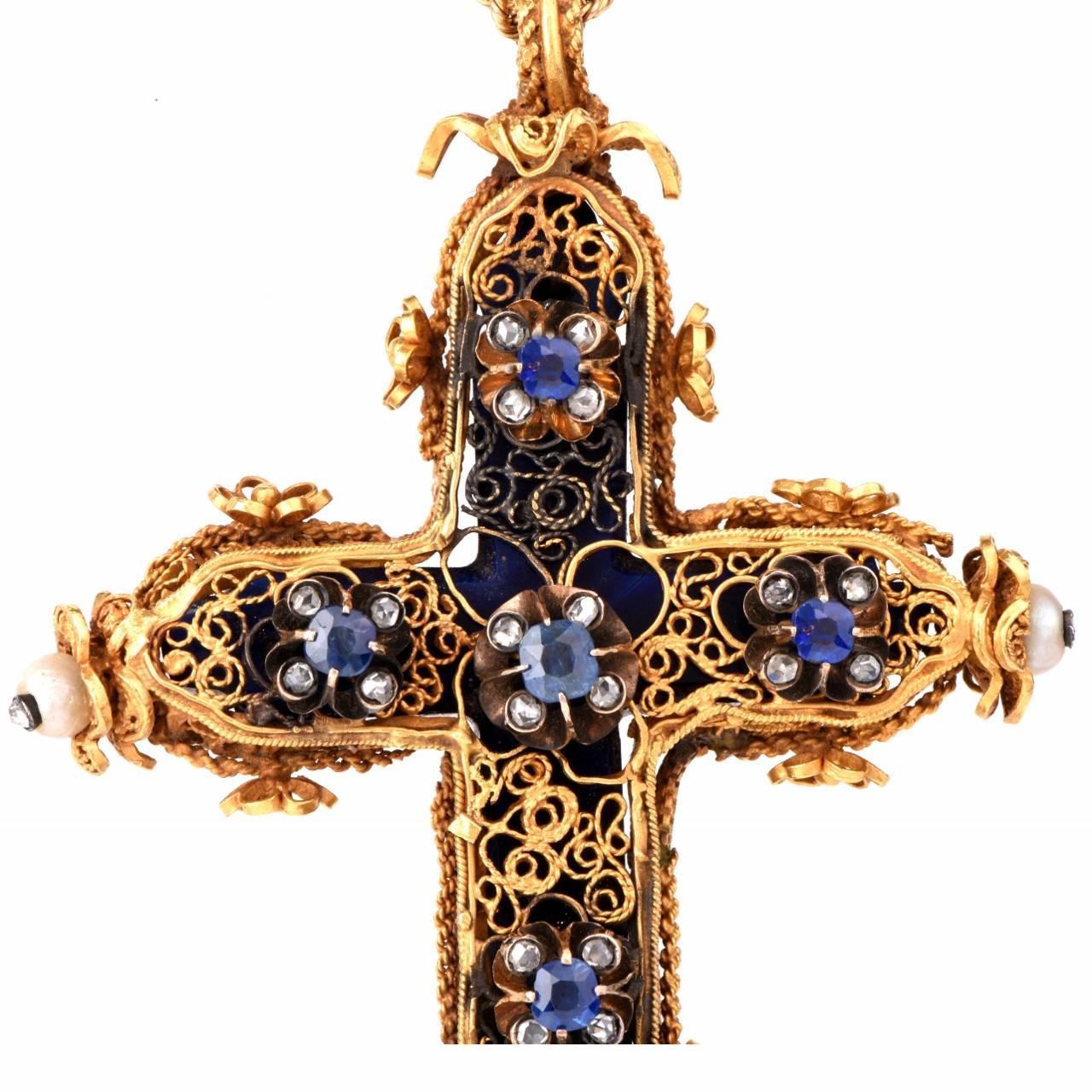 Dieser antike viktorianische Kreuzanhänger mit kunstvollem Design und aufwändiger Verarbeitung ist aus 18 Karat Gelbgold gefertigt und wiegt 104::3 Gramm. Dieses viktorianische Kreuz im dreidimensionalen Format besteht aus einem Unterbau aus