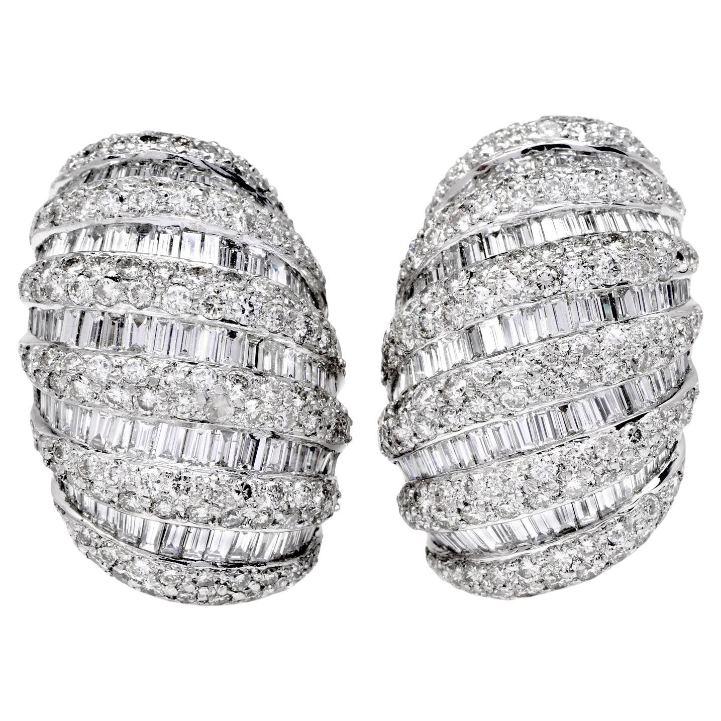 Boucles d
oreilles à clips modernes en platine avec grand diamant 10,30 carats en vente