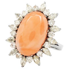 Anello da cocktail floreale in oro bianco 18K con diamante e corallo rosa da 3,10 carati