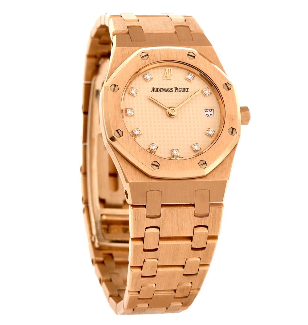 This pre-owned ladies Audemars Piguet Royal Oak is is in 18kt rose gold bracelet with Fixed bezel. rose gold color diamond dial with gold-tone hands and index hour markers with date. Minute markers around the outer rim. Dial Type: Analog.