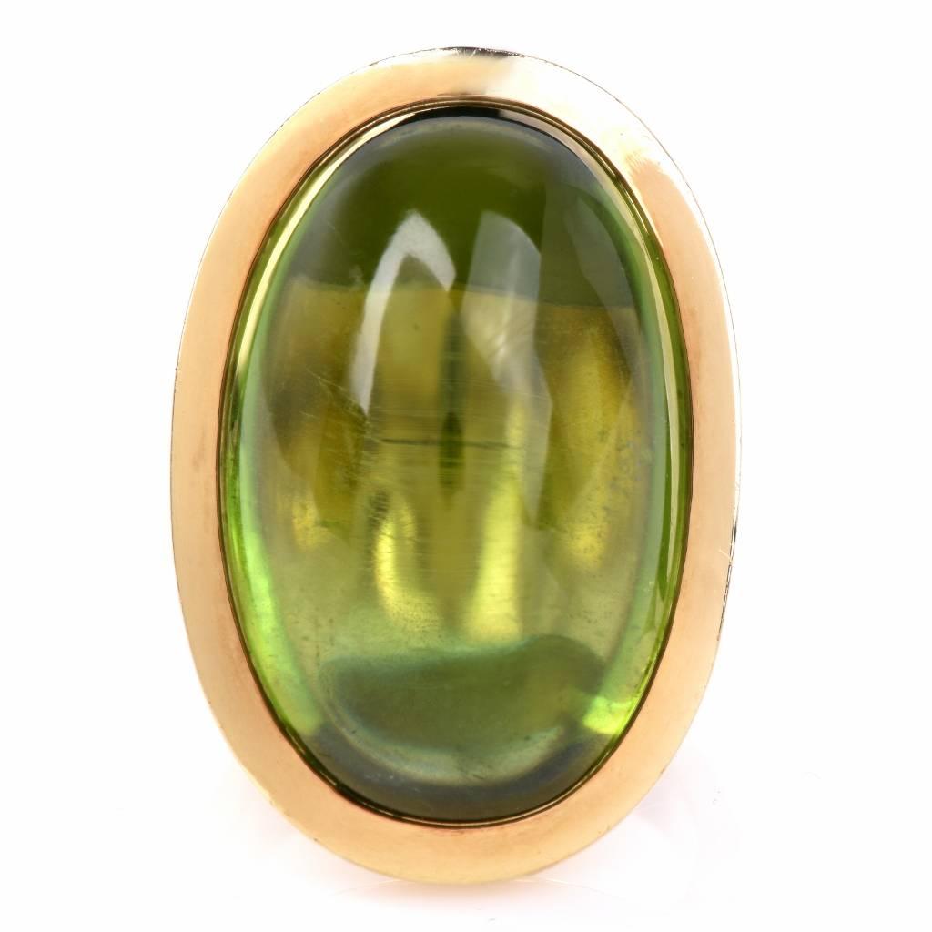 Dieser modische Designer-Ring ist aus massivem 18-karätigem Gelbgold gefertigt:: wiegt ca. 31::1 Gramm und ist 28 mm breit und 13 mm hoch. Der außergewöhnliche:: schwer zu findende ovale Cabochon-Peridot-Edelstein wiegt ca. 38::24 Karat. Sie ist von