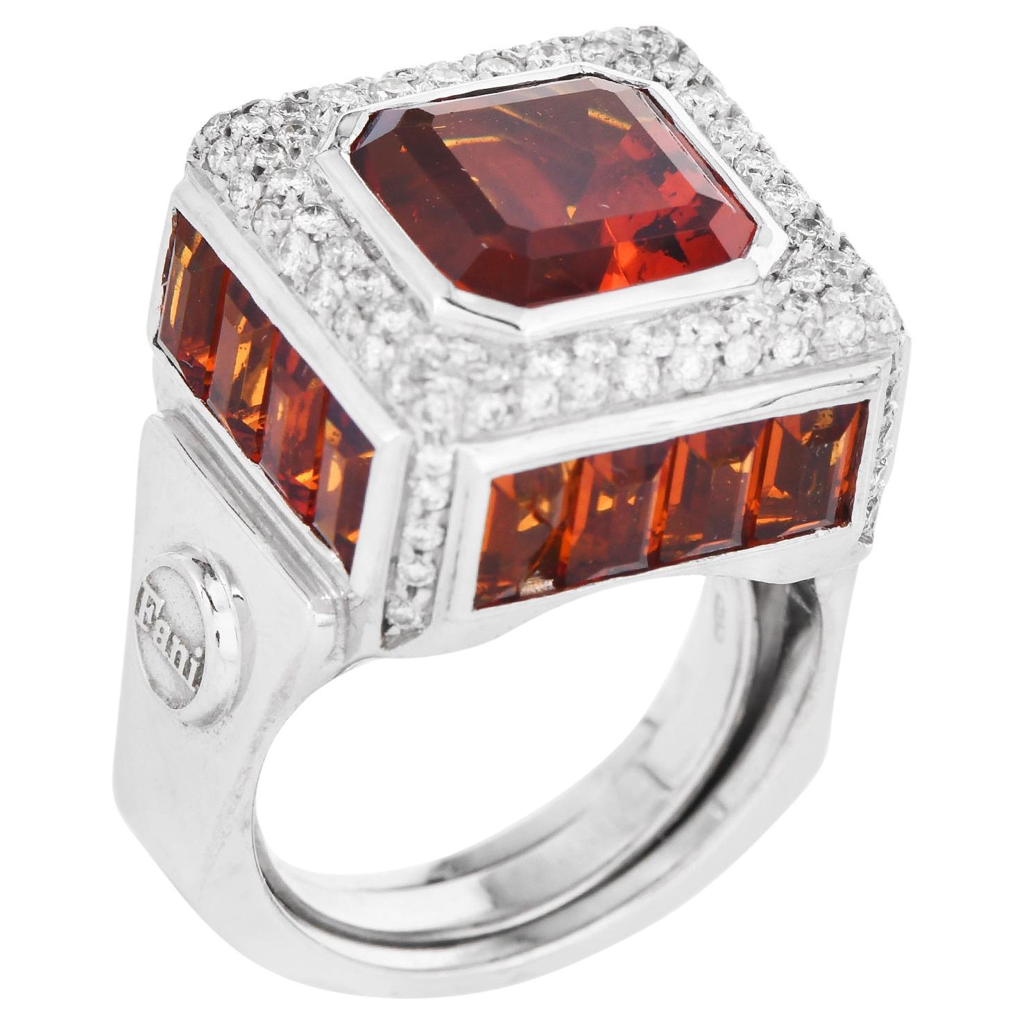 Questo squisito anello da cocktail a forma quadrata del designer italiano Fani è realizzato in oro bianco massiccio 18 carati.

Il centro espone un Citrino taglio Asscher del peso di circa 5,00 carati e incastonato in un castone. Whiting con