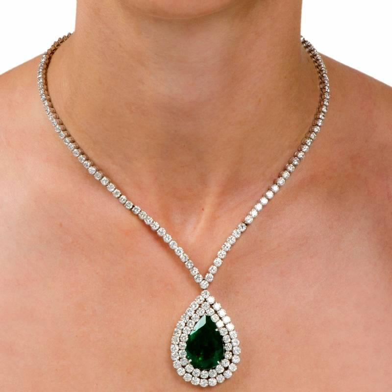 Stunning 48.05 Carats Emerald Diamond Gold Riviere pendant Necklace In Excellent Condition In Miami, FL