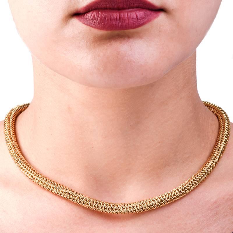 Diese auffällige Diamant-Halskette von Tiffany & Co. ist aus massivem 18 Karat Gelbgold gefertigt. Diese herrliche Halskette besteht aus einem wunderschönen Mesh-Gold, verschönert mit 18 echten Diamanten mit Rundschliff Dazzling ca.: 0,15cttw, F-G