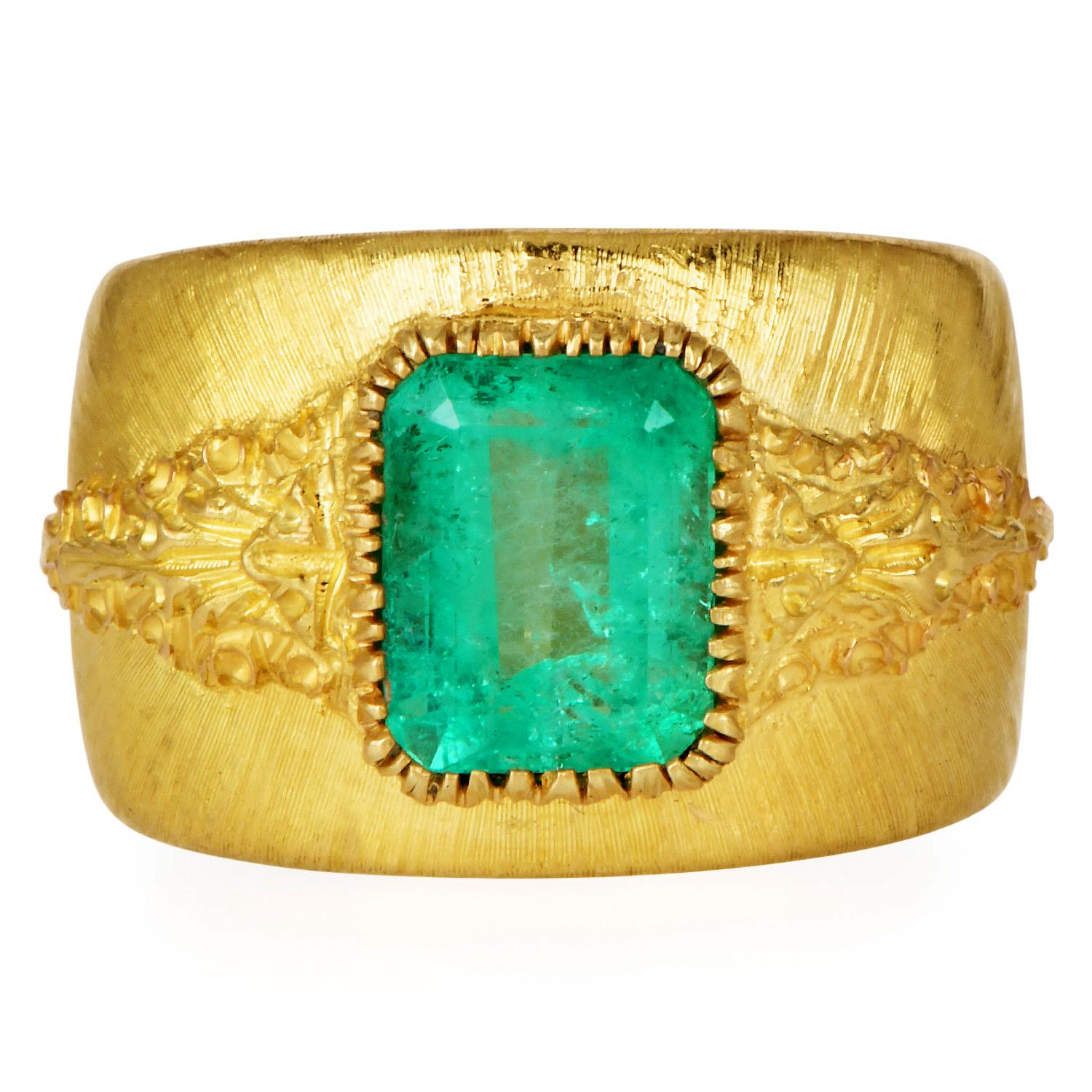 M. L'anello Vintage di Buccellati presenta un vivido smeraldo colombiano certificato GIA del peso di circa 1,69 carati. Lo smeraldo ottagonale con taglio a gradini è incastonato in un ricco oro giallo 18 carati, all'interno di un largo cinturino di