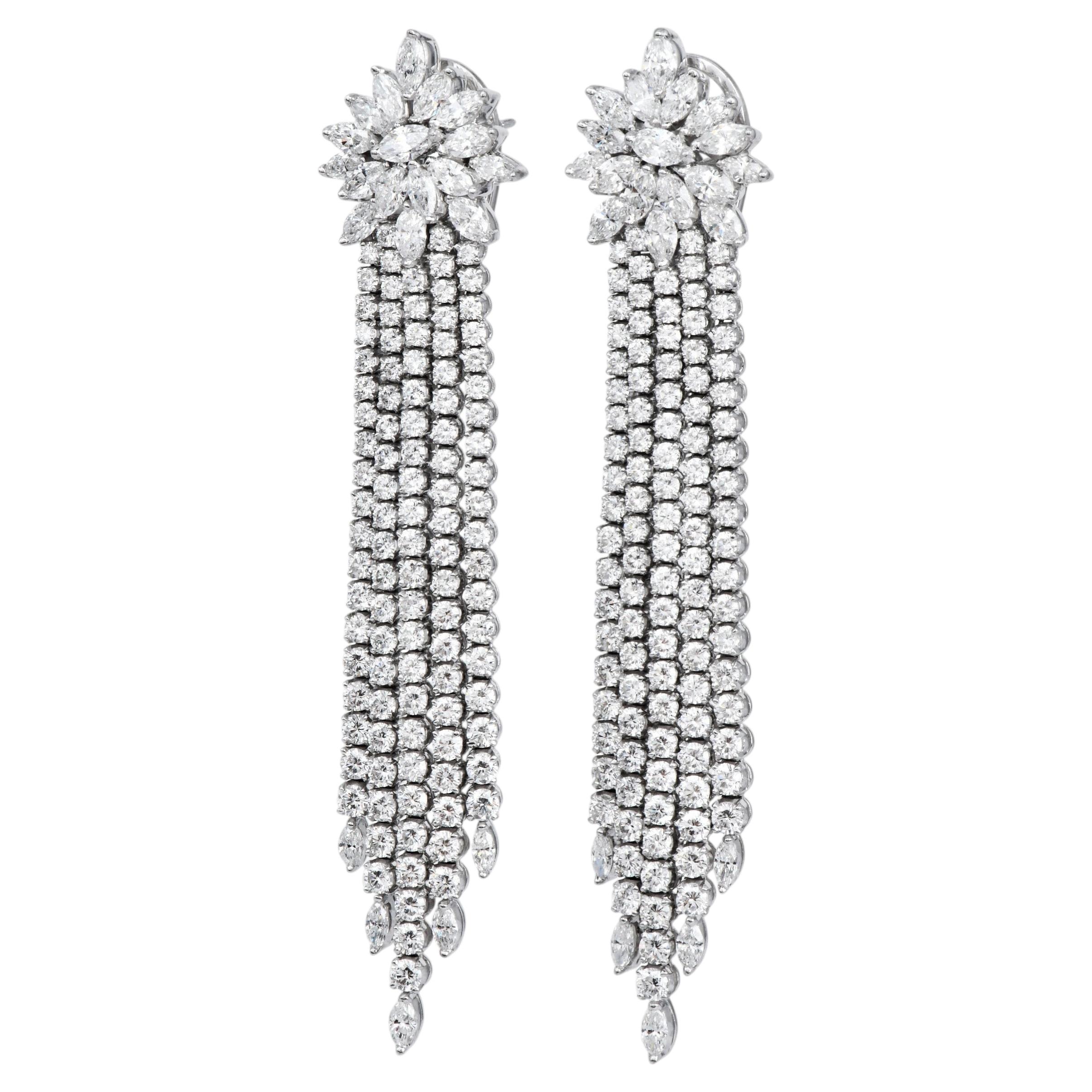 Pendientes modernos tipo candelabro de oro blanco de 18 quilates con diamantes de 19,30 quilates y borlas en venta