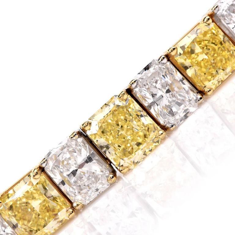 Taille émeraude Bracelet en or et platine avec diamants naturels de couleur jaune vif et extra blanc en vente