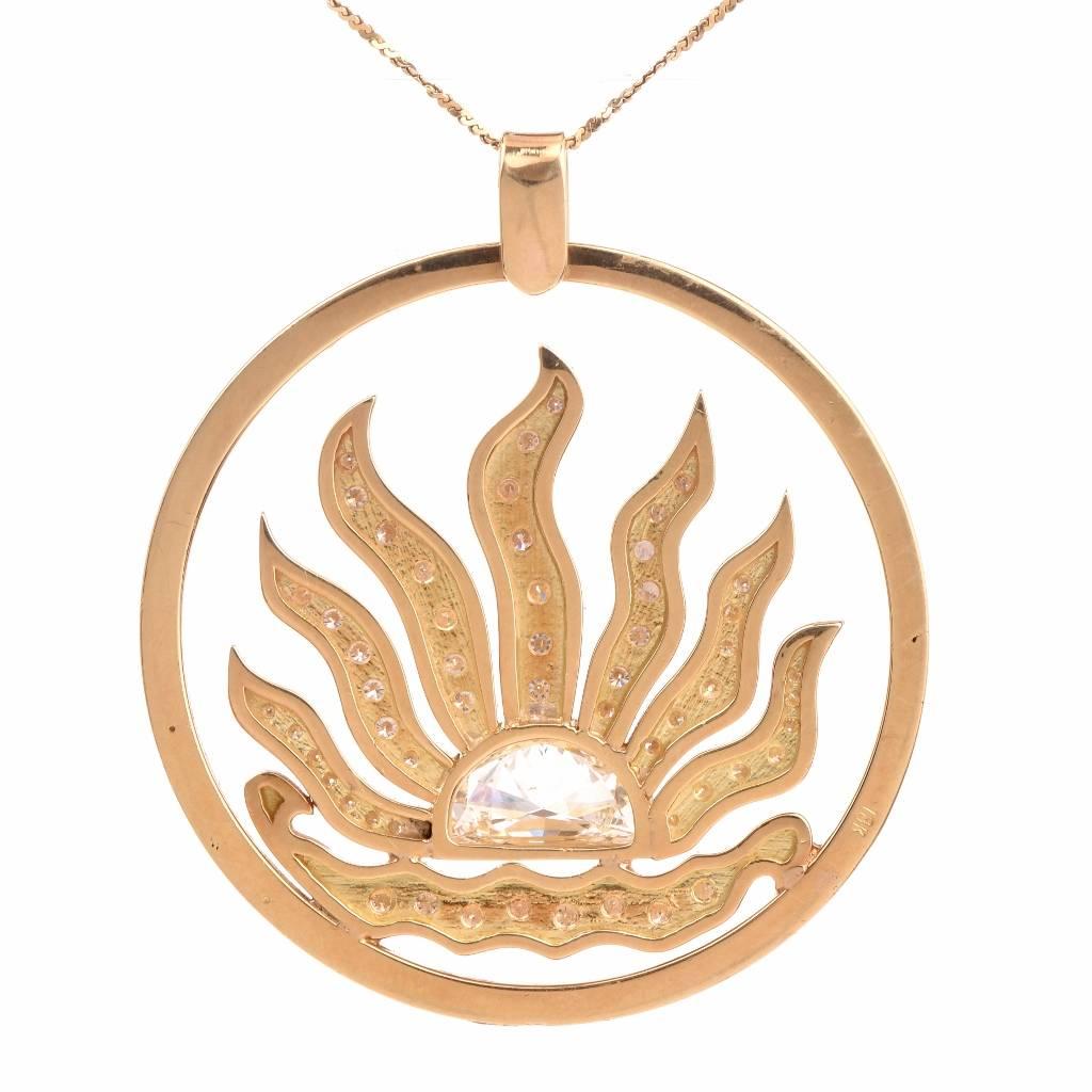 1970s  Sunburst Diamond 18 karat Yellow Gold Pendant In Excellent Condition In Miami, FL