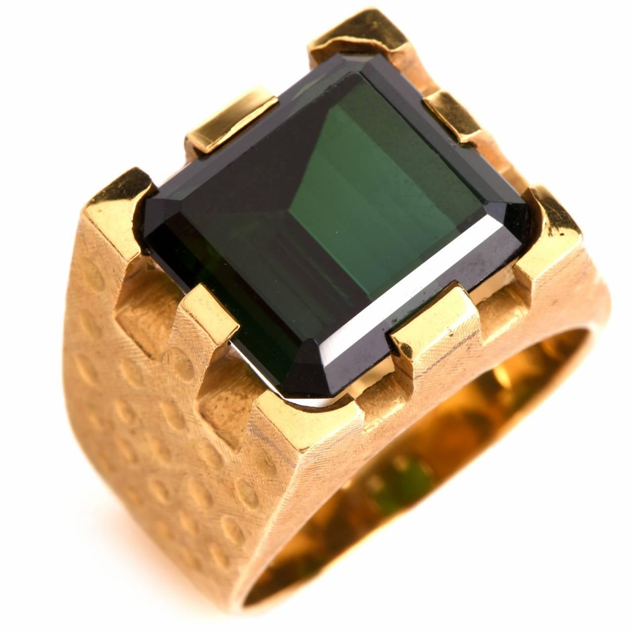 1960s Bold  Green Tourmaline Gold Ring In Excellent Condition In Miami, FL