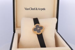 Orologio Alhambra di Van Cleef & Arpels. Oro 18 carati, modello VCA HH75210, quadrante nero Clove.